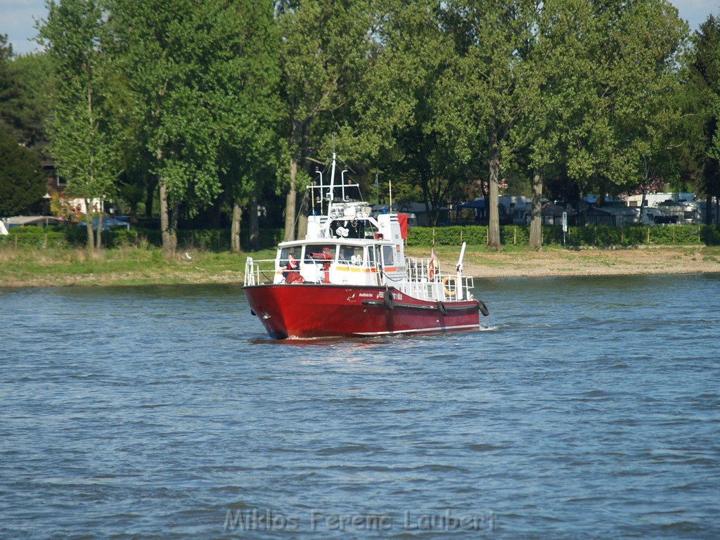 Motor Segelboot mit Motorschaden trieb gegen Alte Liebe bei Koeln Rodenkirchen P102.JPG